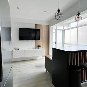 Modern In Town Centre Apartamento
